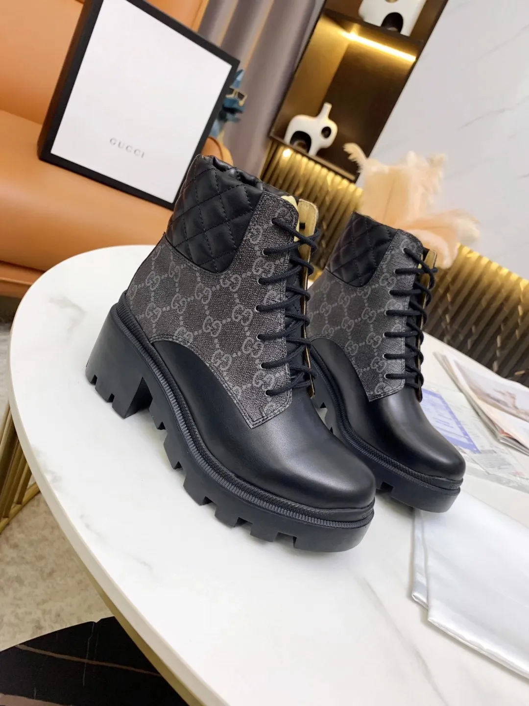 👟👟Ex-factory price 560👟👟 (Electric embroidery on the shoe collar ➕ Oil edge on the upper) The new version of Gucci GUCCI is on sale...🔥 It has a retro British style and is decorated with a LOGO cloth label on the front. Heel height: 6cm Fabric: Imported cowhide, open edge beads, lining/foot pads: upgraded cowhide 🐂 Color: black white open edge beads Code number: 34-40. 34 and 41 42 need to be customized Packaging: Comes with card and cloth bag.